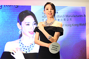 香港艺人谭凯琪于早前举行的媒体发布会上演绎香港展商荣宇集团（展位：CEC GH-G05）的一套总值超过855万元人民币的蓝宝石钻石首饰